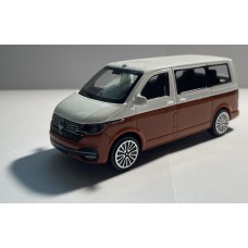 Автомодель VW T6 Multivan 2020 біло-коричневий Bburago 1:43